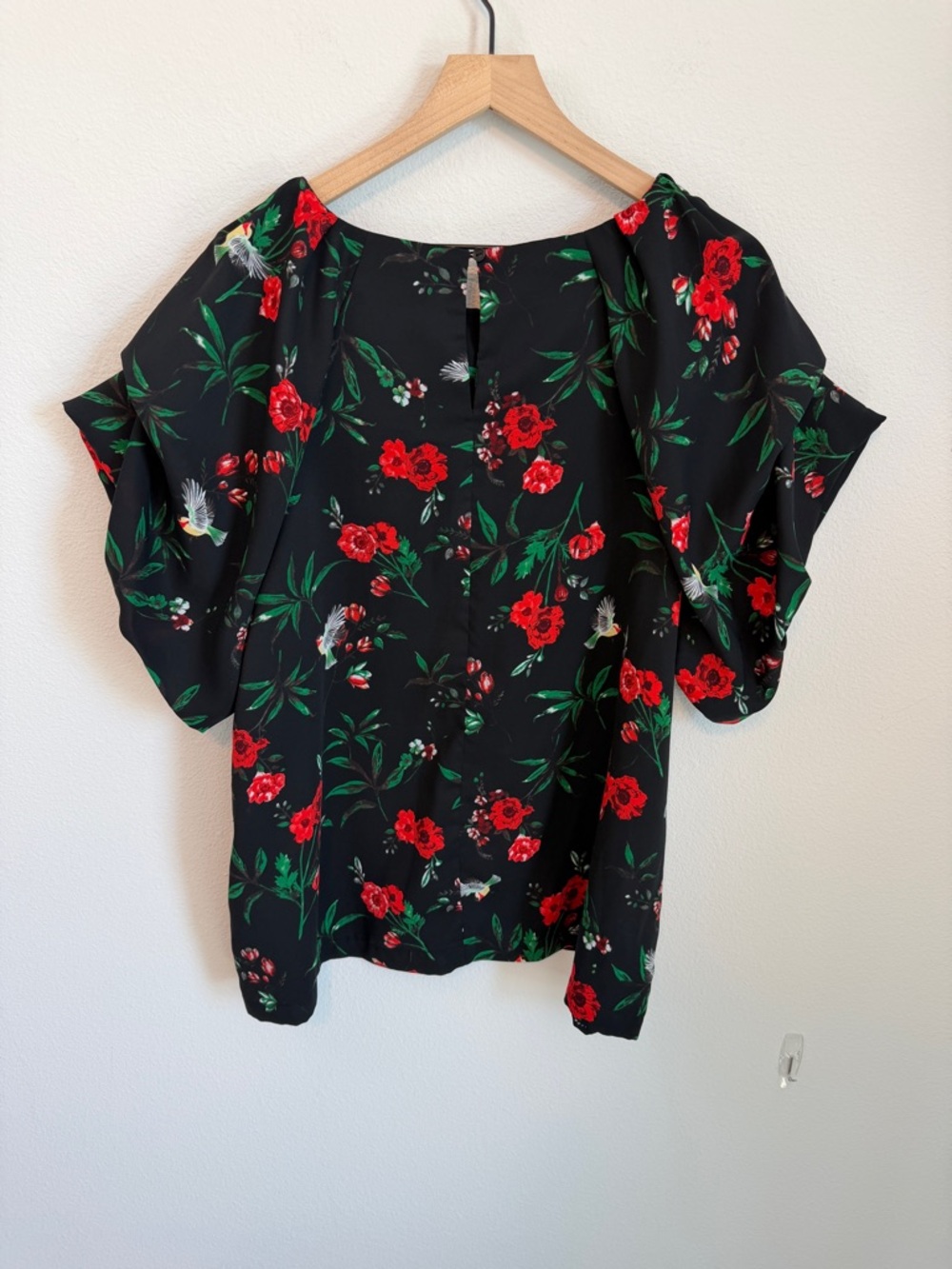 Gibson Latimer Black Blouse with birds and Red Floral - Picture 4 of 11